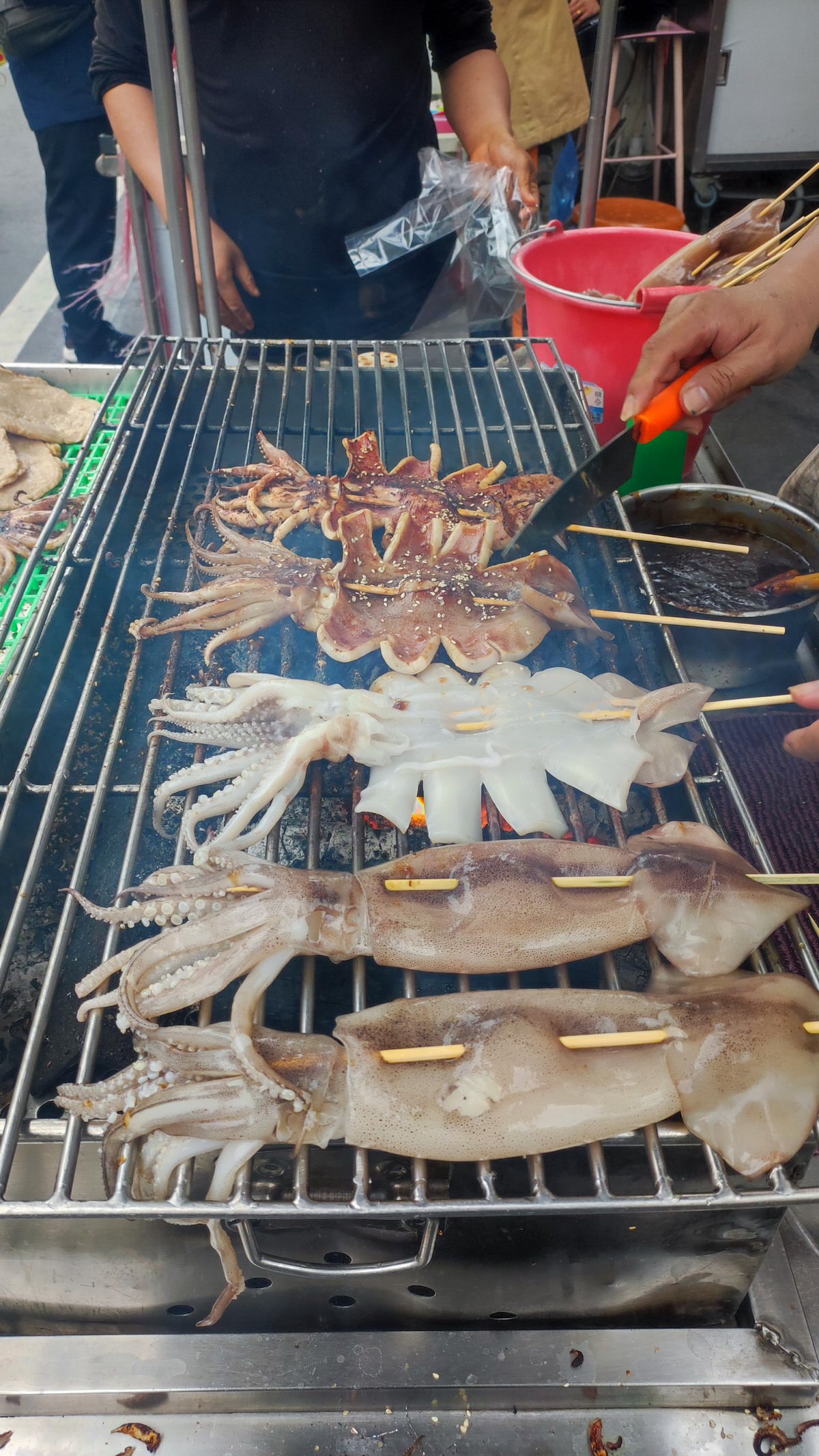高雄旗津烤小卷 旗津老街-老字號20年烤小卷(附2025年最新價格)木炭烤小卷更香好呷 高雄旗津烤小卷 旗津老街-老字號20年烤小卷(附2025年最新價格)木炭烤小卷更香好呷