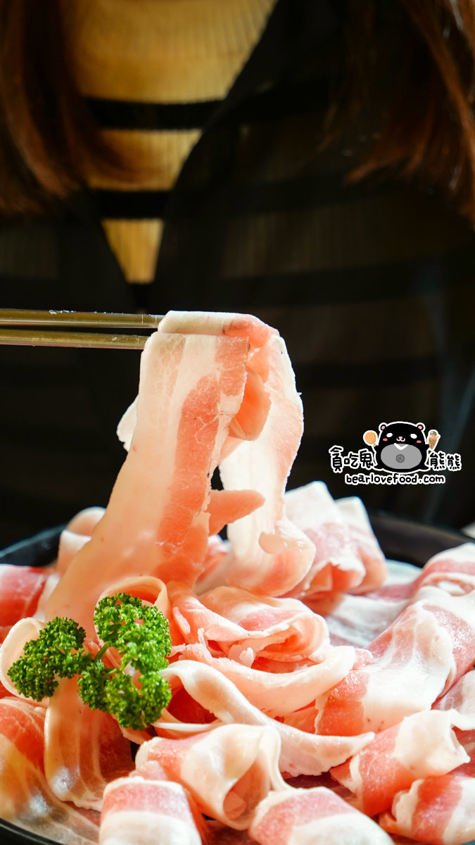 桃園市火鍋|大麻鍋物大有店 (附菜單)-10盎司大肉盤品質優,香濃牛奶湯,無牛油成份麻辣湯,天然湯頭有夠讚 大麻鍋物大有店