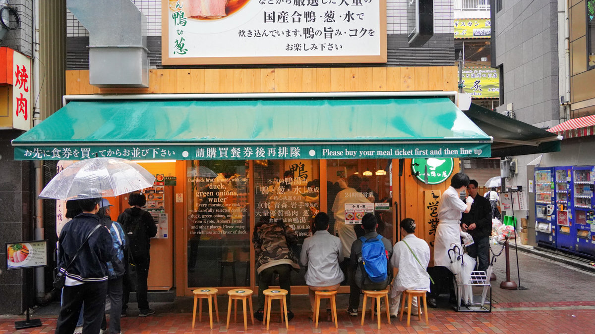 東京都台東區拉麵|らーめん 鴨to葱 -阿美橫町排隊名店,24小時營業內有價錢與點餐方式 らーめん 鴨to葱 上野御徒町本店