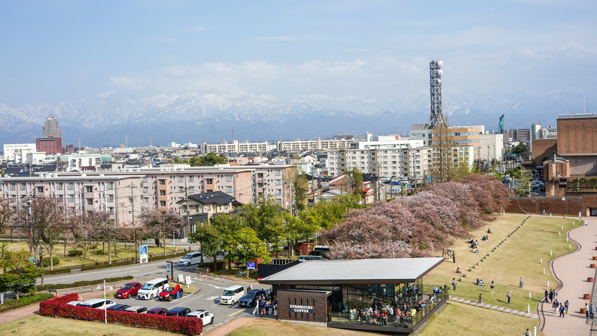 世界最美星巴克 |storestarbucks富山環水公園店-位於富岩運河環水公園內,JR富山前駅不遠 星巴克富山環水公園店