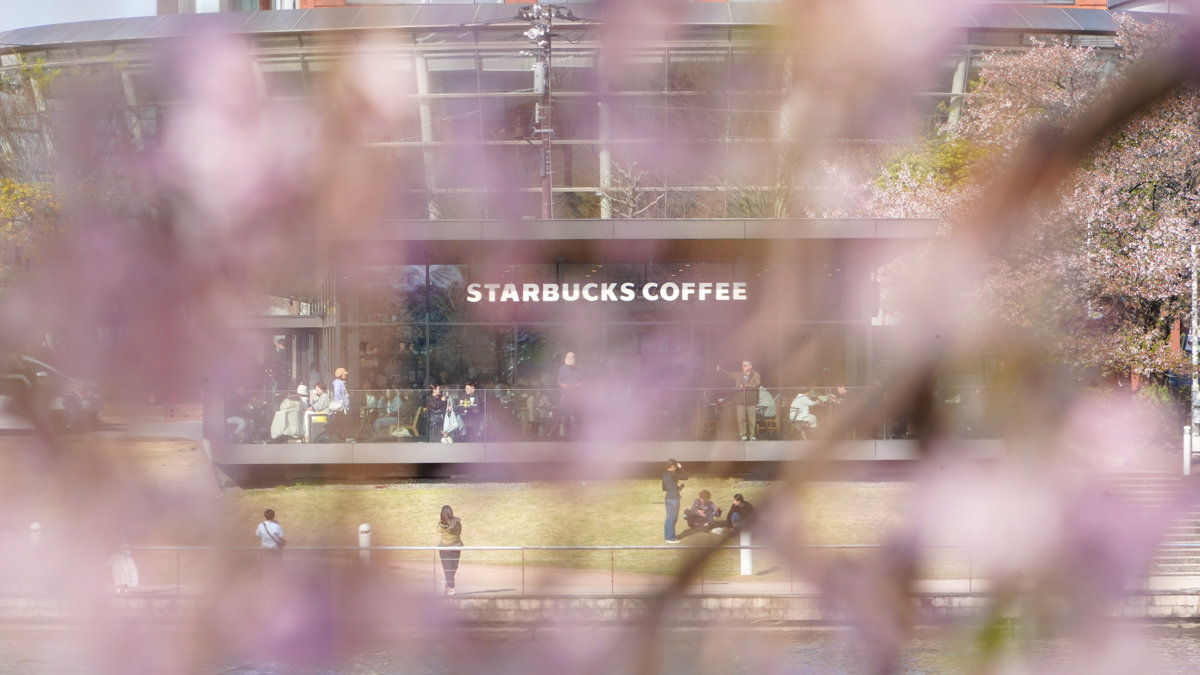 世界最美星巴克 |storestarbucks富山環水公園店-位於富岩運河環水公園內,JR富山前駅不遠 星巴克富山環水公園店