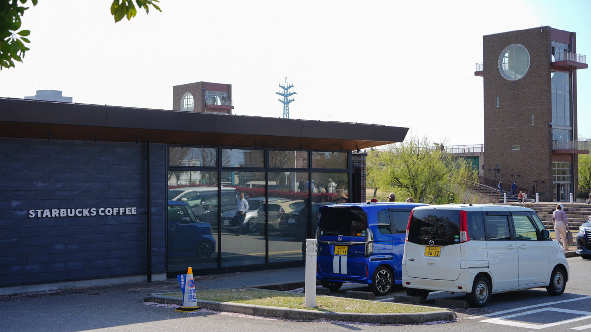 世界最美星巴克 |storestarbucks富山環水公園店-位於富岩運河環水公園內,JR富山前駅不遠 星巴克富山環水公園店