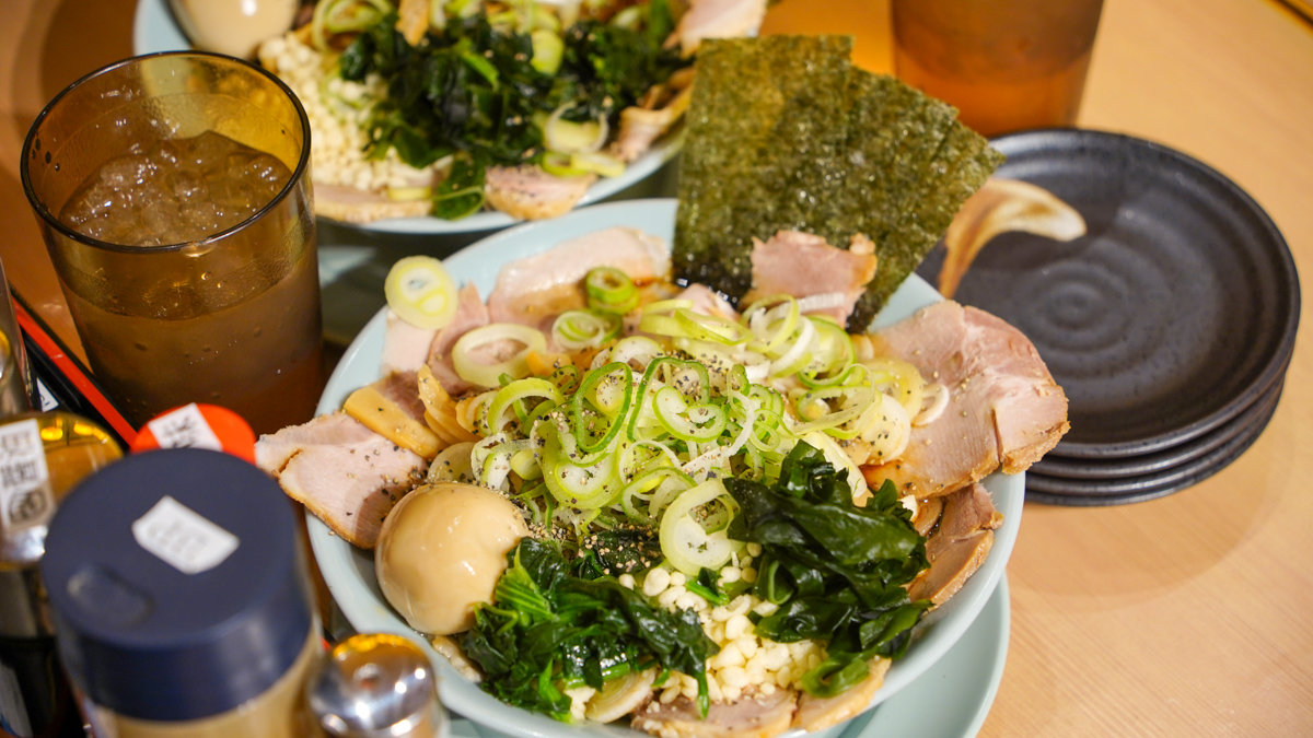 富山市美食 ｜ガッツリブラック -JR富山站對面,知名黑拉麵, 煎餃不要點都焦掉了