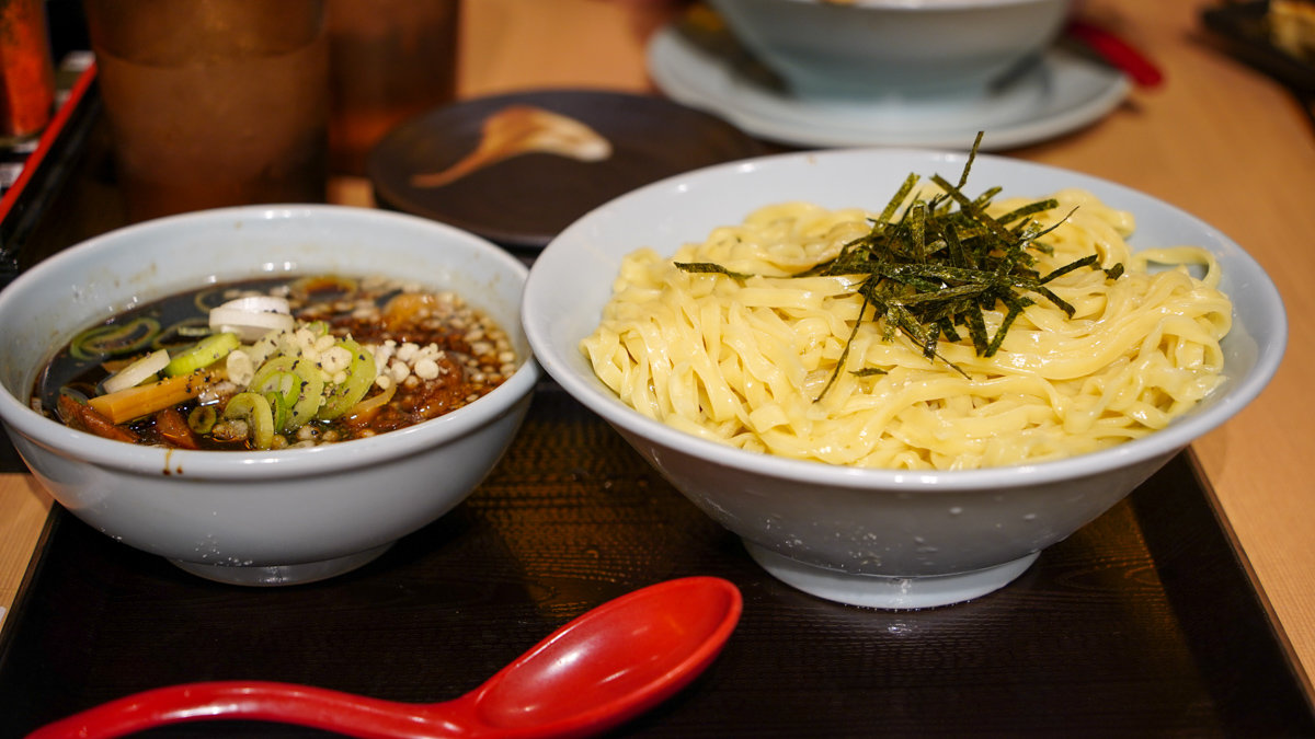 富山市美食 |ガッツリブラック -JR富山站對面,知名黑拉麵, 煎餃不要點都焦掉了 ガッツリブラック