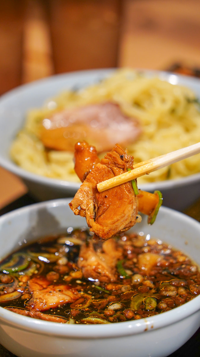 富山市美食 |ガッツリブラック -JR富山站對面,知名黑拉麵, 煎餃不要點都焦掉了 ガッツリブラック