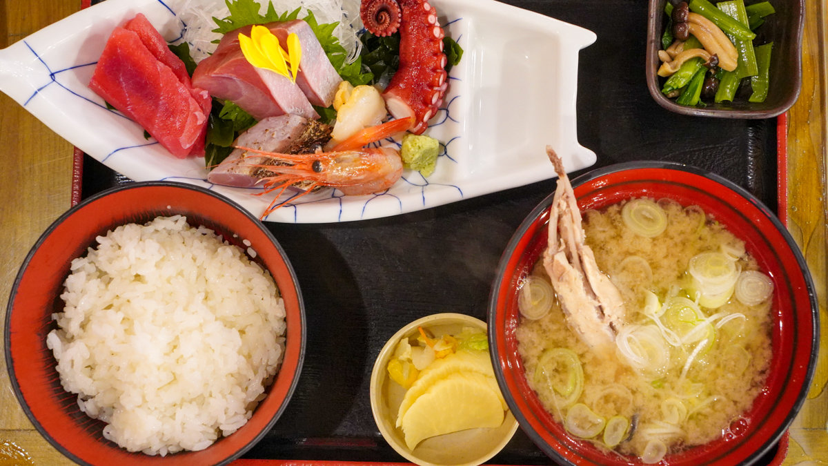 富山市美食 |魚 どん亭-JR富山站內,新湊漁港新鮮直送,就連在地上班族也愛吃 魚 どん亭