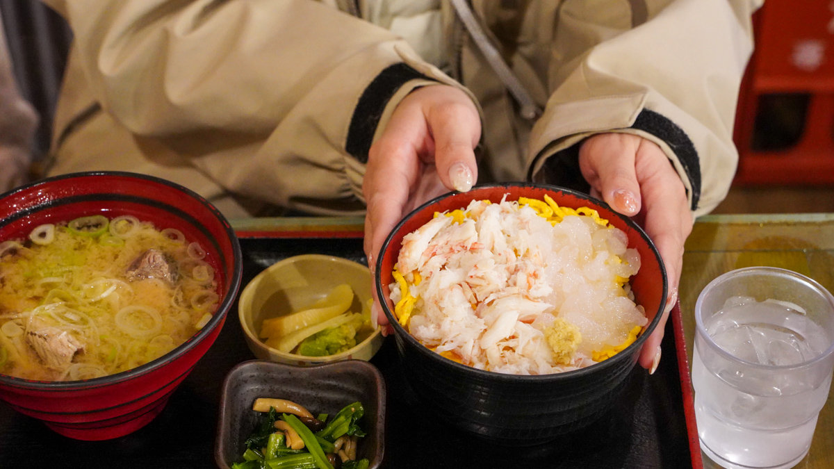 富山市美食 |魚 どん亭-JR富山站內,新湊漁港新鮮直送,就連在地上班族也愛吃 魚 どん亭