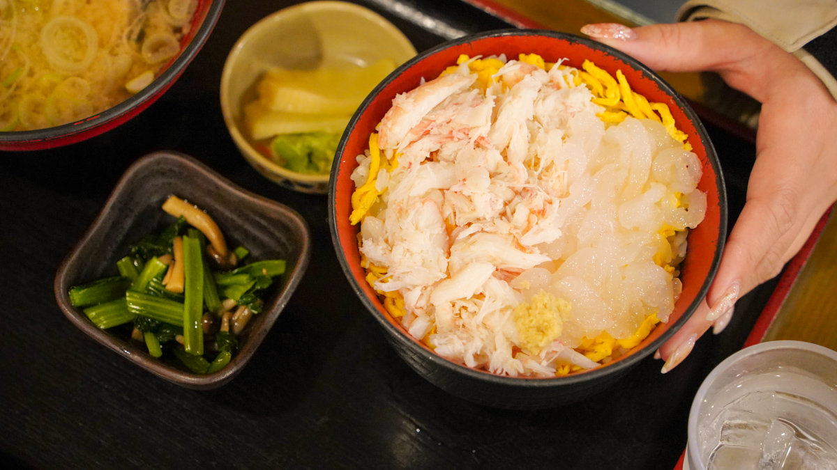 富山市美食 |魚 どん亭-JR富山站內,新湊漁港新鮮直送,就連在地上班族也愛吃 魚 どん亭