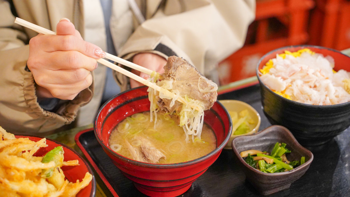 富山市美食 |魚 どん亭-JR富山站內,新湊漁港新鮮直送,就連在地上班族也愛吃 魚 どん亭