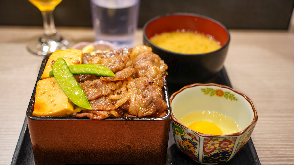 金澤美食推薦|在金澤車站就能吃到A5能登牛!金澤肉食堂百番街店:壽喜燒、牛排丼、雙拼丼詳細食記開箱! 金澤肉食堂百番街店