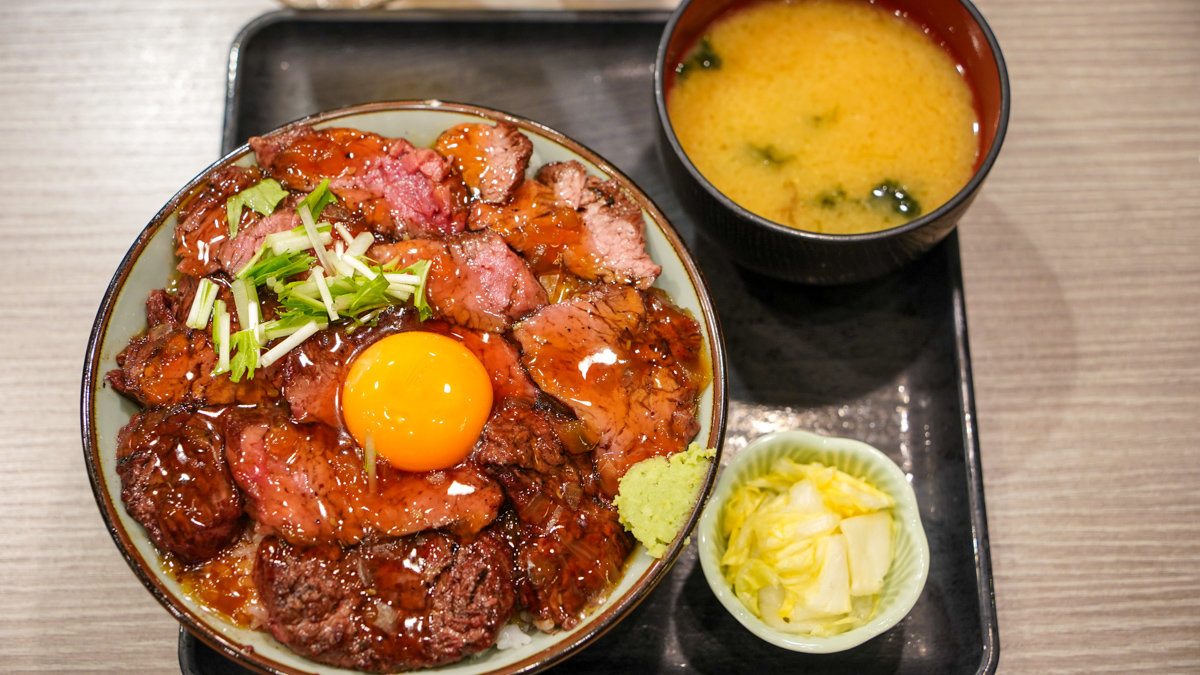 金澤美食推薦|在金澤車站就能吃到A5能登牛!金澤肉食堂百番街店:壽喜燒、牛排丼、雙拼丼詳細食記開箱! 金澤肉食堂百番街店