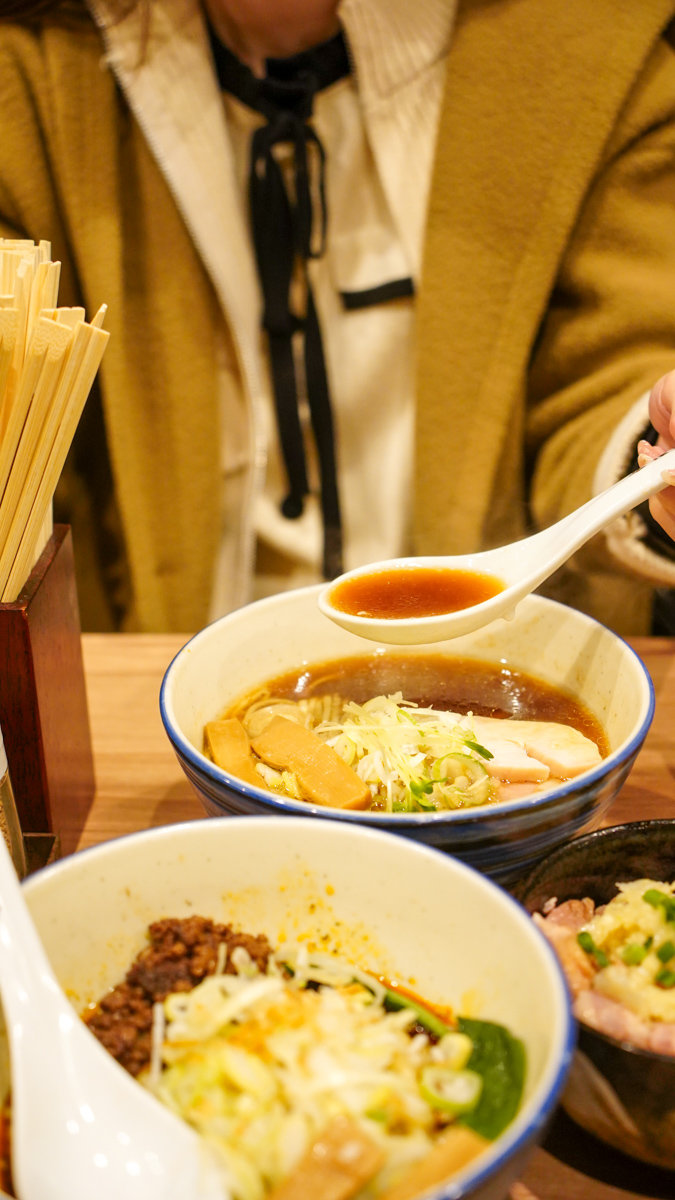 【東京美食】新小岩必吃拉麵推薦 |自家製麺啜乱会-新小岩駅附近,自製Q彈麵條+多層次湯頭一次滿足|日本自由行拉麵攻略 自家製麺啜乱会