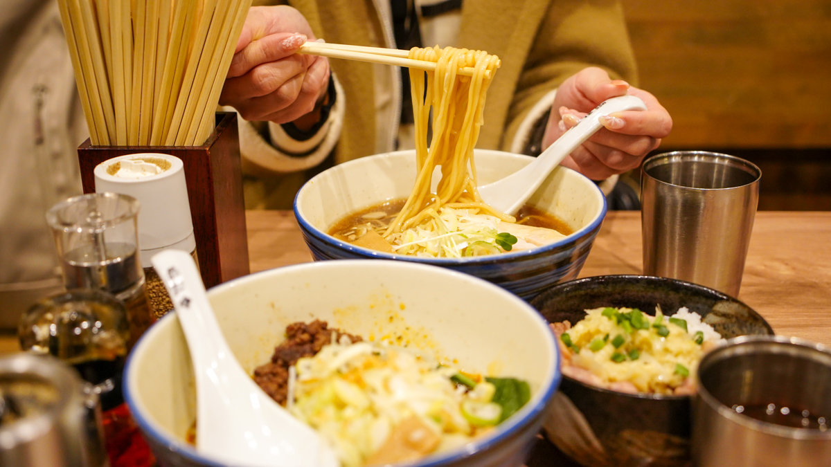 【東京美食】新小岩必吃拉麵推薦 |自家製麺啜乱会-新小岩駅附近,自製Q彈麵條+多層次湯頭一次滿足|日本自由行拉麵攻略 自家製麺啜乱会