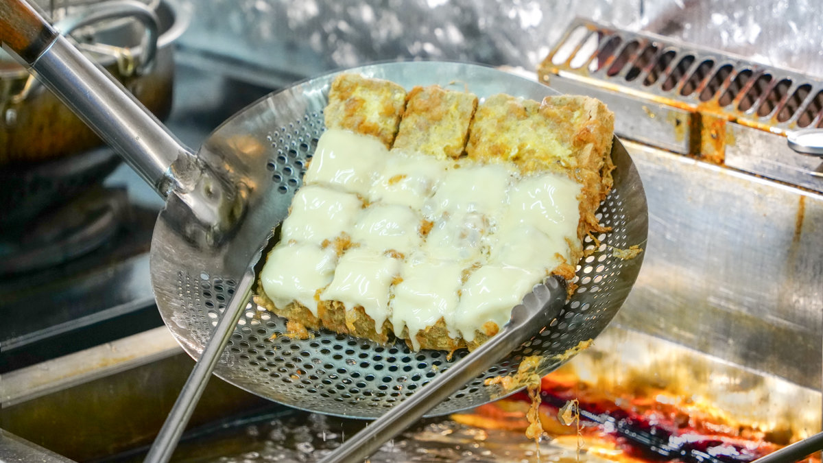 【高雄美食推薦】21世紀臭豆腐高雄店|超大塊台中臭豆腐插旗新興區!酥炸不油、口味創新超涮嘴!|高雄新興區臭豆腐地圖必收 21世紀臭豆腐高雄店