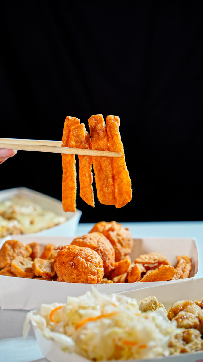 【高雄美食推薦】21世紀臭豆腐高雄店|超大塊台中臭豆腐插旗新興區!酥炸不油、口味創新超涮嘴!|高雄新興區臭豆腐地圖必收 21世紀臭豆腐高雄店