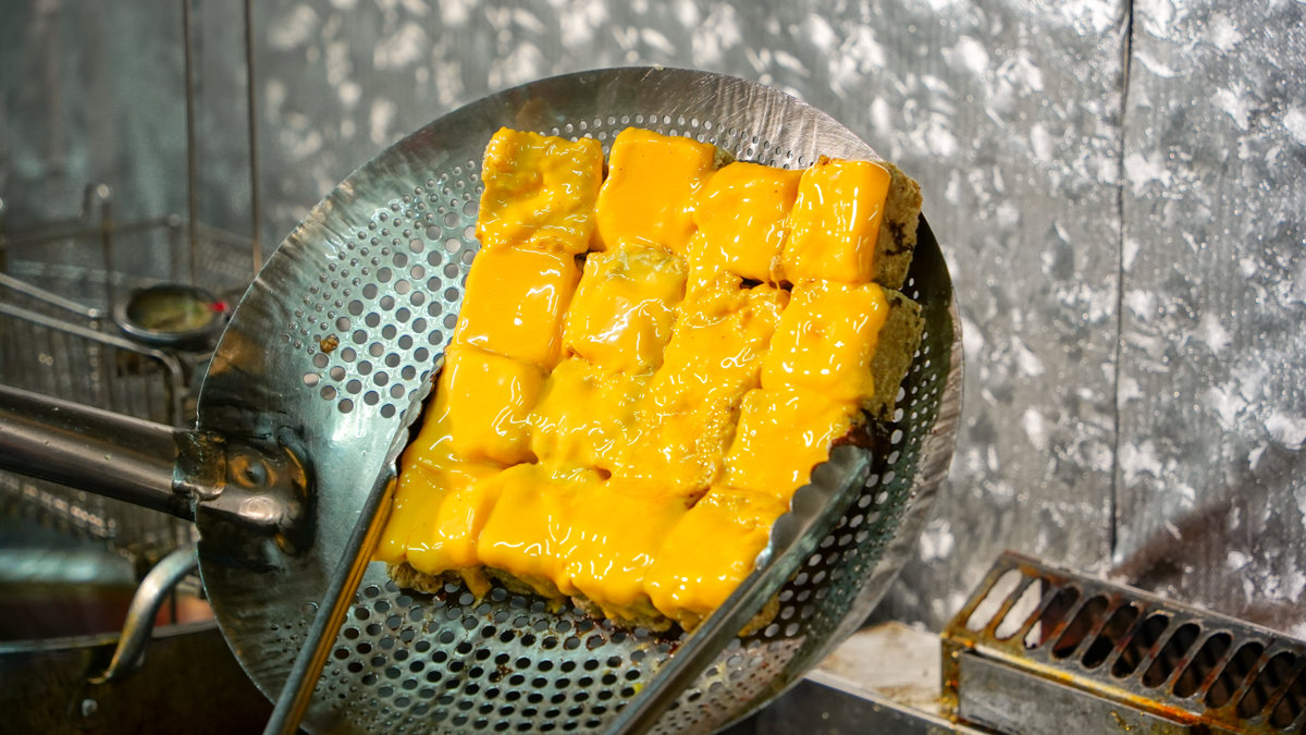 【高雄美食推薦】21世紀臭豆腐高雄店|超大塊台中臭豆腐插旗新興區!酥炸不油、口味創新超涮嘴!|高雄新興區臭豆腐地圖必收 21世紀臭豆腐高雄店