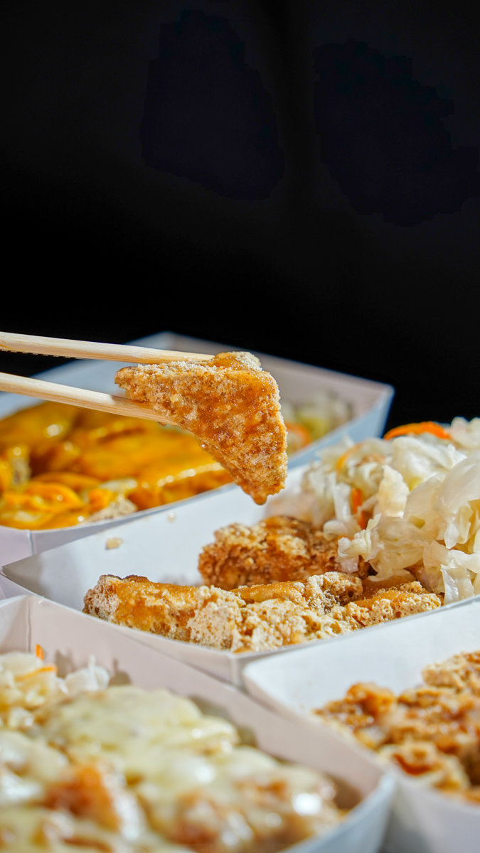【高雄美食推薦】21世紀臭豆腐高雄店|超大塊台中臭豆腐插旗新興區!酥炸不油、口味創新超涮嘴!|高雄新興區臭豆腐地圖必收 21世紀臭豆腐高雄店