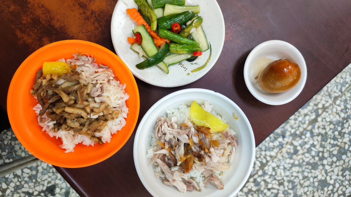 嘉義火車站前50年老店三雅火雞肉飯！人潮多到站不住腳