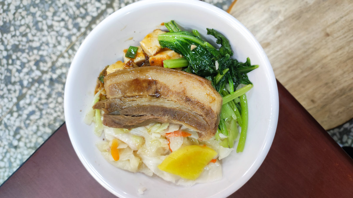 嘉義火車站前50年老店三雅火雞肉飯!人潮多到站不住腳 三雅嘉義火雞肉飯