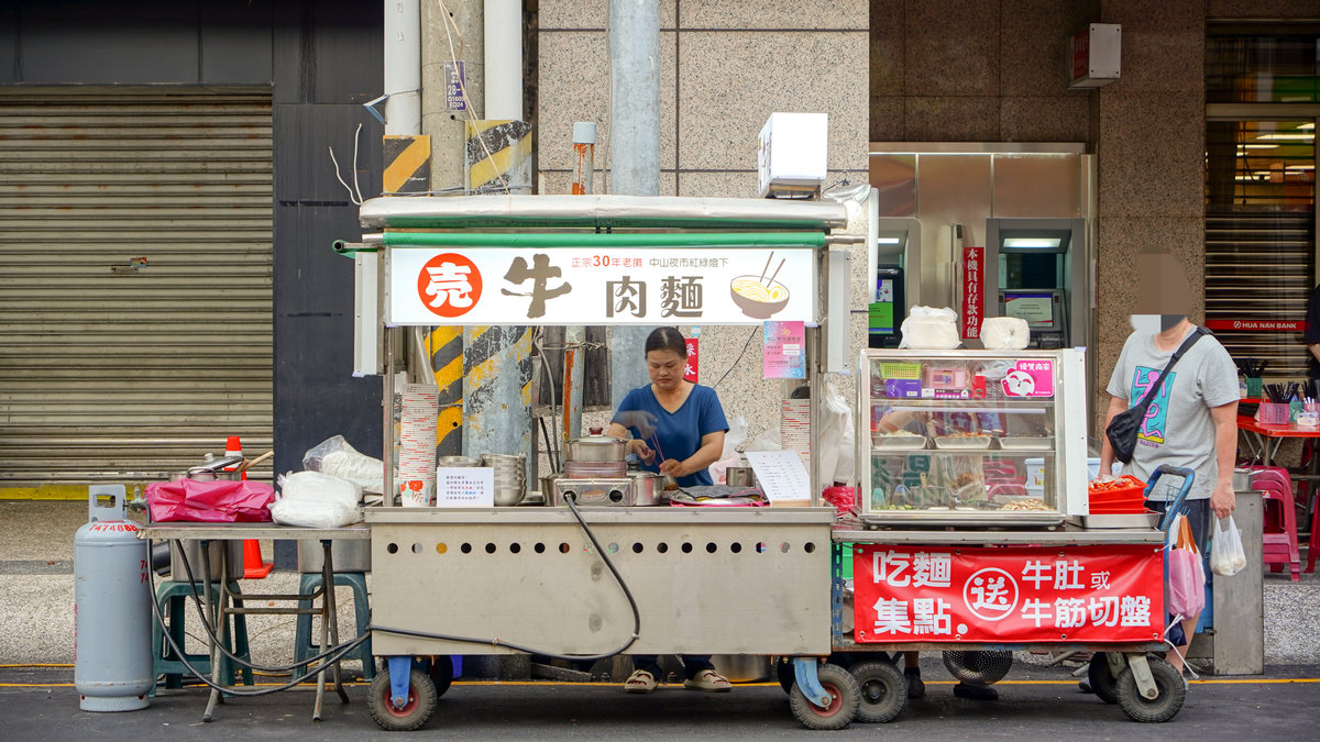 高雄鳳山牛肉麵老店｜本土原汁牛肉麵從五甲路紅燈口到中山夜市，一碗30年不變的味道