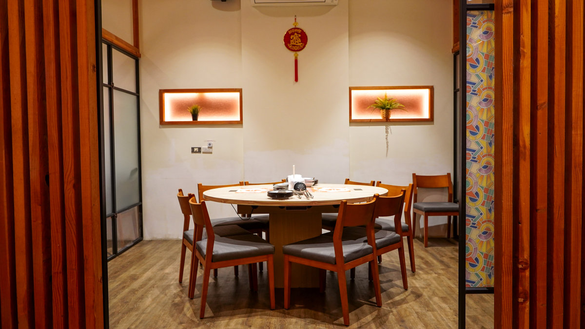 南部最強麻辣火鍋|橘子火鍋嘉義店全攻略,寵物友善+生日禮+超值推薦 #嘉義火鍋 #嘉義美食 橘子火鍋嘉義店環境