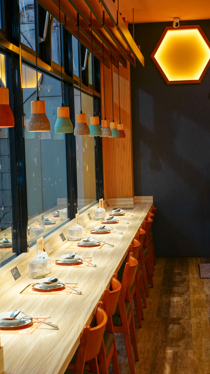 南部最強麻辣火鍋|橘子火鍋嘉義店全攻略,寵物友善+生日禮+超值推薦 #嘉義火鍋 #嘉義美食 橘子火鍋嘉義店環境