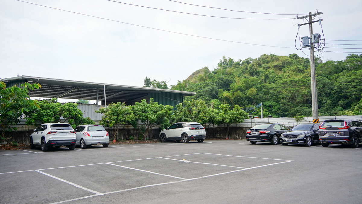 高雄聚餐推薦|觀音山綠野山莊土雞城:免費停車+寵物友善+土雞料理全攻略 觀音山 綠野山莊土雞城停車場