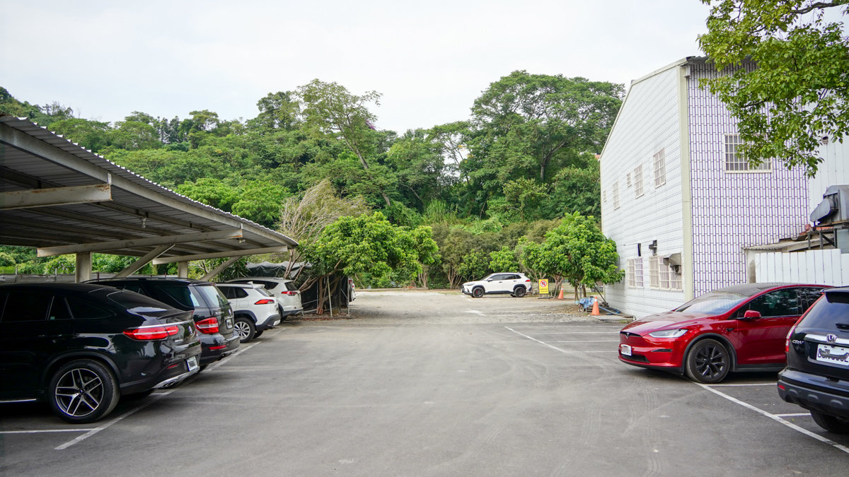 高雄聚餐推薦|觀音山綠野山莊土雞城:免費停車+寵物友善+土雞料理全攻略 觀音山 綠野山莊土雞城停車場