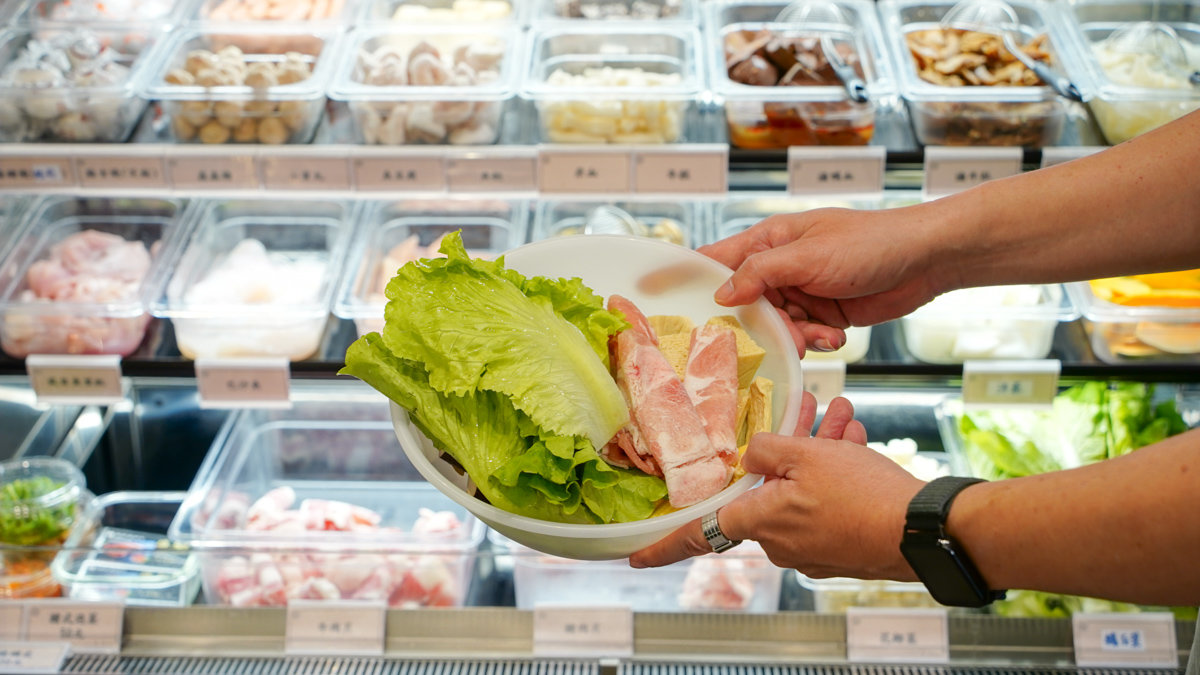 高雄三民區推薦| 蹭秤三民大昌店-豚骨.麻辣燙.海味.宵夜, 自助夾料超自由,內用自助吧無限吃喝 蹭秤三民大昌店