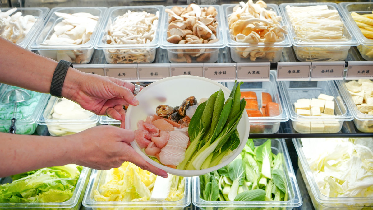 高雄三民區推薦| 蹭秤三民大昌店-豚骨.麻辣燙.海味.宵夜, 自助夾料超自由,內用自助吧無限吃喝 蹭秤三民大昌店