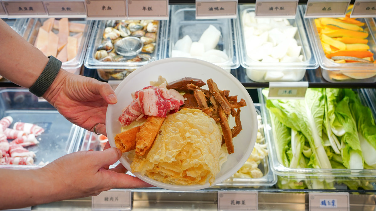 高雄三民區推薦| 蹭秤三民大昌店-豚骨.麻辣燙.海味.宵夜, 自助夾料超自由,內用自助吧無限吃喝 蹭秤三民大昌店