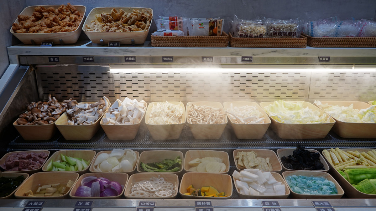 高雄火鍋吃到飽推薦|臻馨鍋物富民店多款湯底+飲料冰品自由取,還有壽星活動 臻馨鍋物富民店