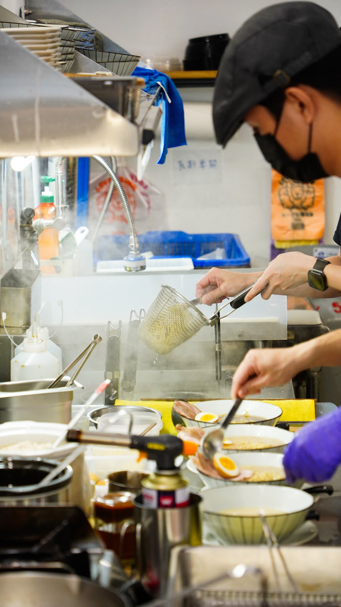 麵屋田介|在地人都愛的拉麵與雙層丼飯|高雄美食地圖必吃名單 麵屋田介環境