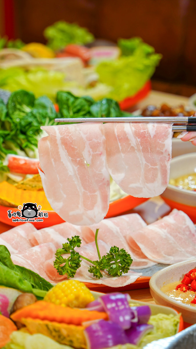 小洞天經典石頭火鍋-鐵道園區店