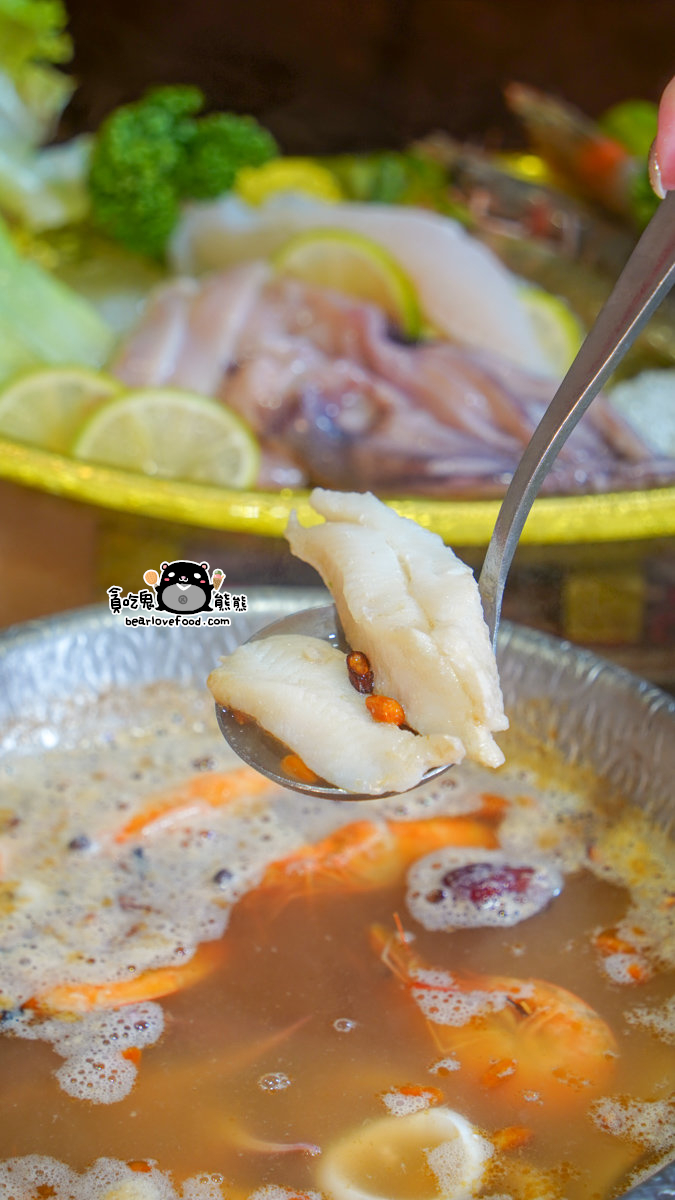 小洞天經典石頭火鍋-鐵道園區店