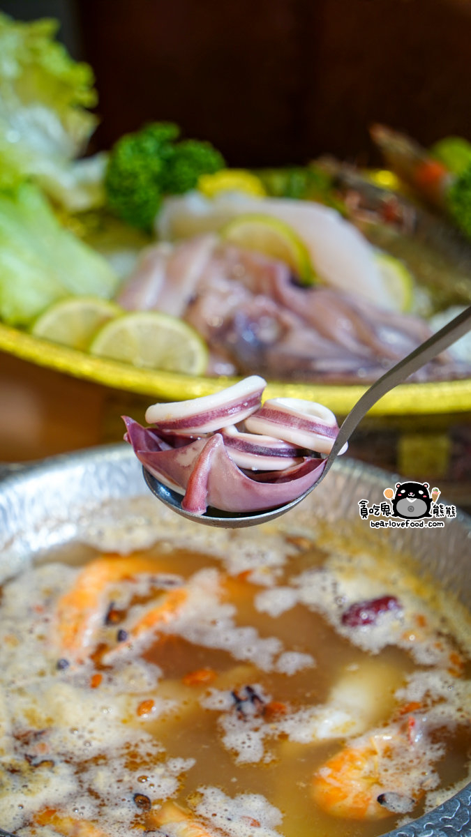 小洞天經典石頭火鍋-鐵道園區店