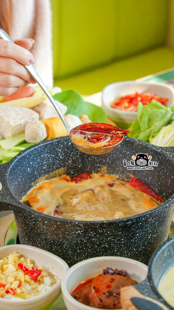 高雄火鍋推薦|星野肉肉鍋鐵道園區店,個人鍋298起+和牛海陸吃到飽一次滿足 星野肉肉鍋-高雄鐵道園區店