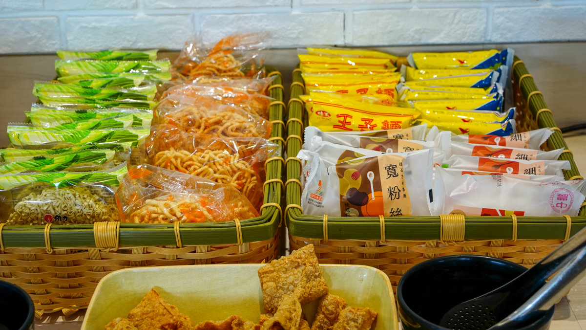 高雄火鍋推薦|星野肉肉鍋鐵道園區店,個人鍋298起+和牛海陸吃到飽一次滿足 星野肉肉鍋-高雄鐵道園區店自助吧