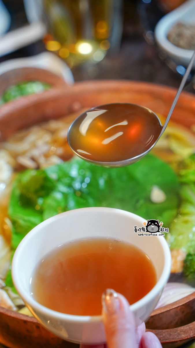 高雄精緻鍋物推薦|銅花精緻涮涮鍋美術館店:專人服務的活體海鮮火鍋體驗 銅花精緻涮涮鍋 高雄美術館店