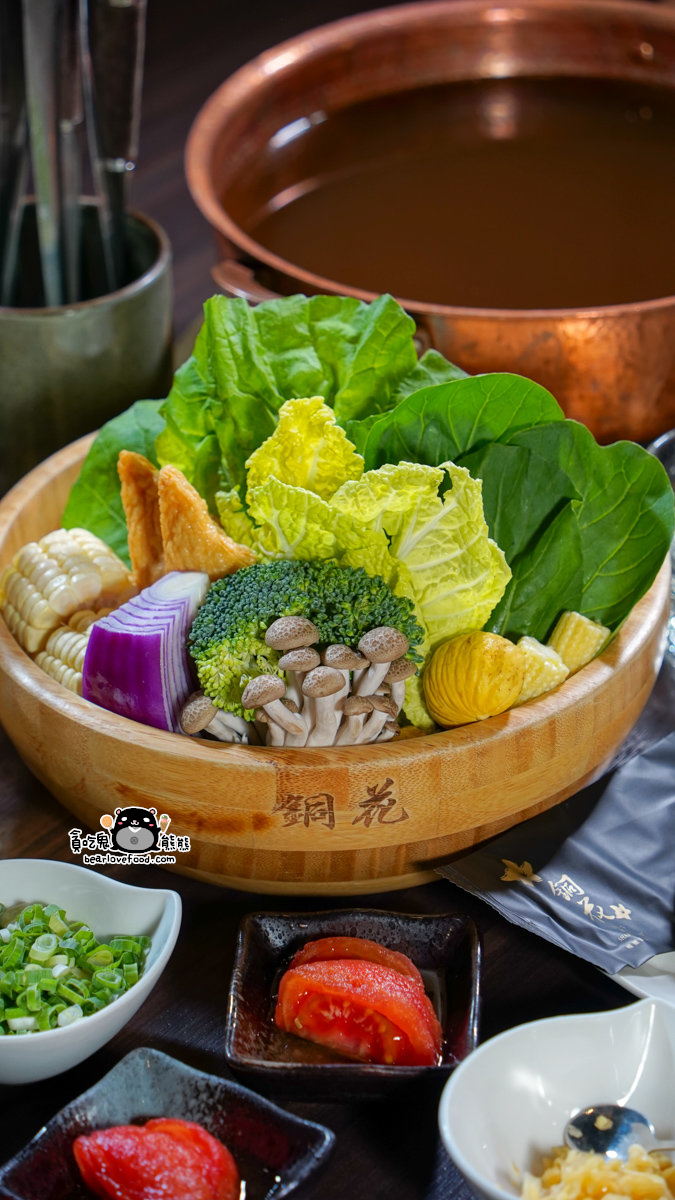 高雄精緻鍋物推薦|銅花精緻涮涮鍋美術館店:專人服務的活體海鮮火鍋體驗 銅花精緻涮涮鍋 高雄美術館店