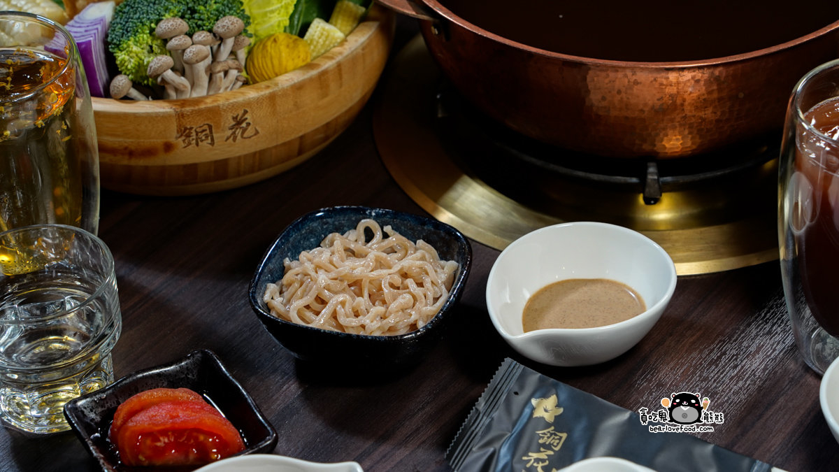 高雄精緻鍋物推薦|銅花精緻涮涮鍋美術館店:專人服務的活體海鮮火鍋體驗 銅花精緻涮涮鍋 高雄美術館店