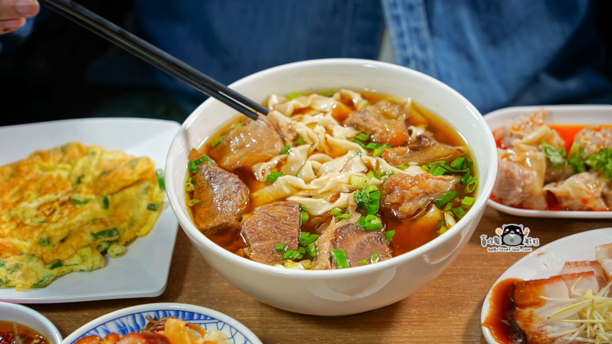 高雄牛肉麵推薦|318鳳山店 牛肉麵+豬腳雙主角!無味精湯頭與獨門滷味一次吃懂 318霸王牛肉麵鳳山店