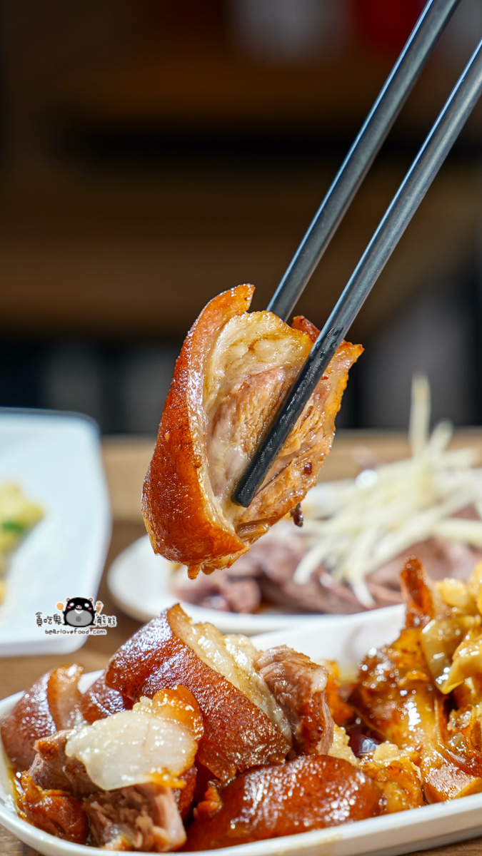 高雄牛肉麵推薦|318鳳山店 牛肉麵+豬腳雙主角!無味精湯頭與獨門滷味一次吃懂 318霸王牛肉麵鳳山店